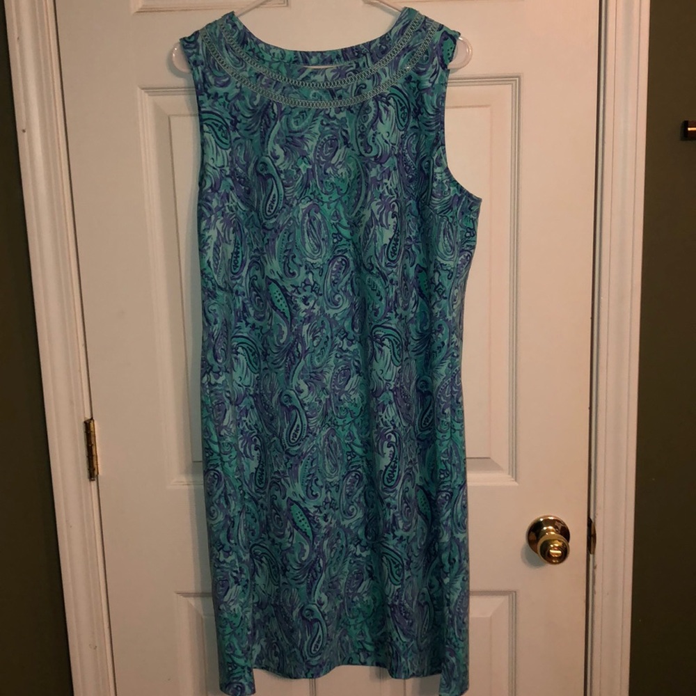 Beautiful sleeveless dress.